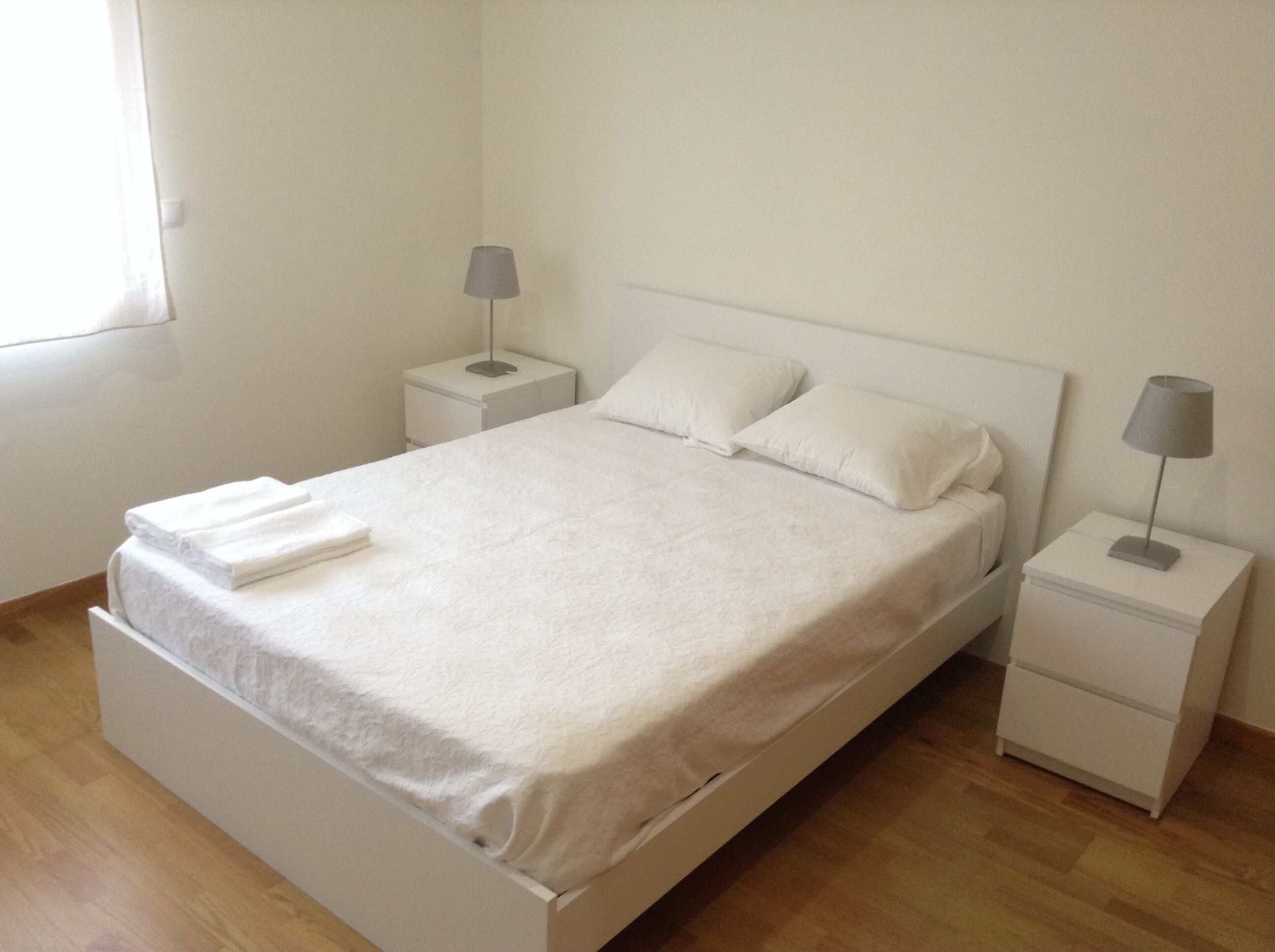 3 bedrooms, desk, iron/ironing board, travel crib