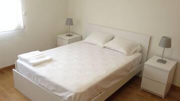 3 bedrooms, desk, iron/ironing board, travel crib