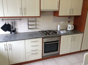 Kylskåp, mikrovågsugn, ugn och spishäll