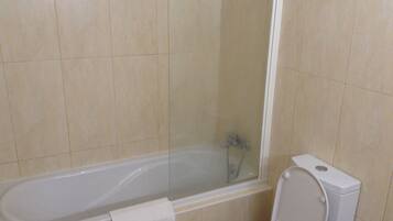 Combined shower/tub, hair dryer, bidet, towels
