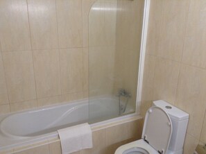 Tina con regadera, secadora de cabello, bidet, toallas 