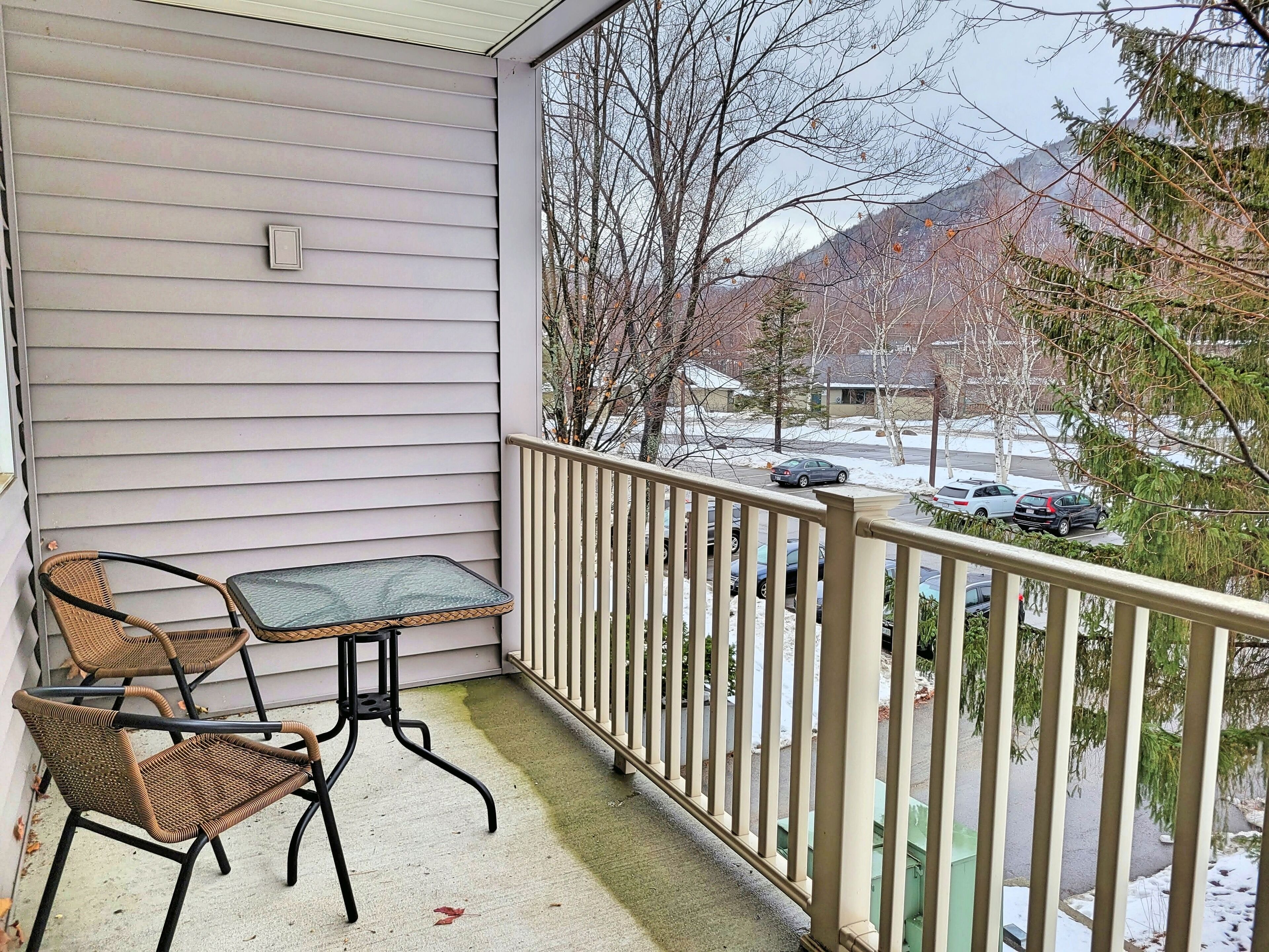 LC213 - Managed by Loon Reservation Service - NH Meals & Rooms Lic# 056365