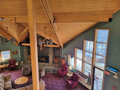 Kitchen, AC, deck, mountain view, pool, ski shuttle. LC213 by LRS