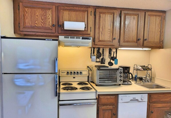 Refrigerador, microondas, horno y parrilla de estufa 