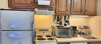 Kitchen, AC, deck, mountain view, pool, ski shuttle. LC213 by LRS