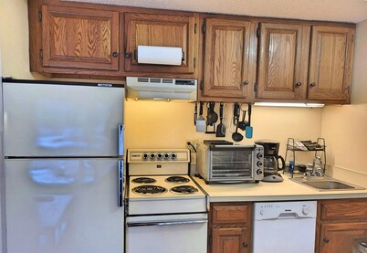 Kitchen, AC, deck, mountain view, pool, ski shuttle. LC213 by LRS