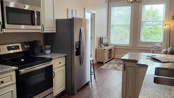 Fridge, microwave, stovetop, dishwasher