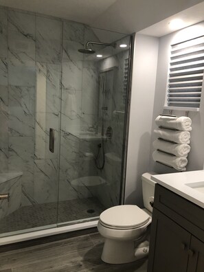 Shower, hair dryer, towels, soap - Marco Island Anglers Cove Riverfront Condo -Summer Rates ! (Marco Island)