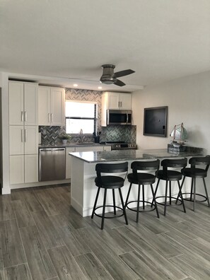 Réfrigérateur, micro-ondes, four, plaque de cuisson