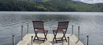 Cozy autumn retreat, lakeside with hot tub and fire pit, perfect for couples!