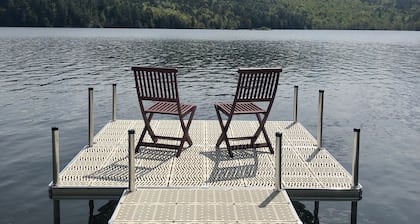 Cozy autumn retreat, lakeside with hot tub and fire pit, perfect for couples!