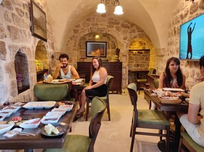 Tägliches inbegriffenes großes Frühstück