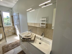 Shower, hair dryer, towels, soap - Charming "Noisette" apartment in the heart of the city (Porto-Vecchio)