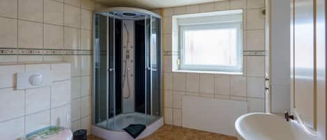 Douche, sĂšche-cheveux, serviettes fournies, papier toilette