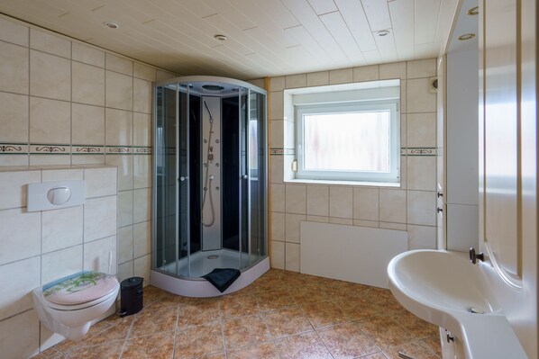 Douche, sèche-cheveux, serviettes fournies, papier toilette