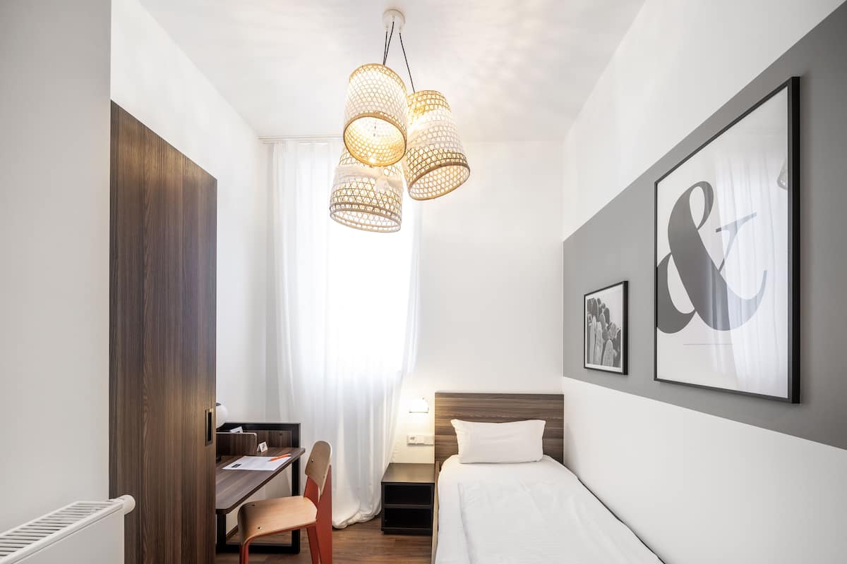 Quarto solteiro | Roupas de cama antialérgicas, Wi-Fi de cortesia, roupa de cama