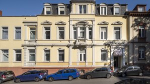 A hotel with a classic architectural style, featuring multiple windows and a prominent entrance. - acor Boutique Hotel (Heidelberg)