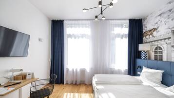 Ein modernes Hotelzimmer mit einem großen Bett, einem Schreibtisch mit Stuhl, einem Fernseher und einem Wandgemälde.