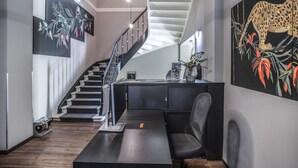 A modern office space with a desk, chair, and a staircase. - acor Boutique Hotel (Heidelberg)