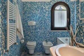 Bañera y ducha independientes, secador de pelo, bidet