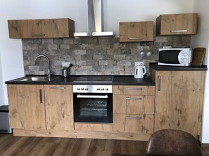 ثلاجة، ميكروويف، فرن، موقد طهي مسطح