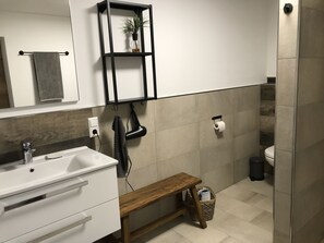 Een douche, een haardroger, handdoeken, zeep