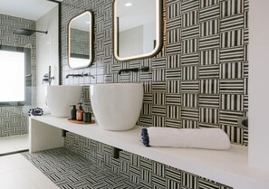 Shower, hair dryer, towels, soap - 5* villa. Superb sea view. Heated swimming pool. Beach 15 mins walk. (sant josep de sa talaia)