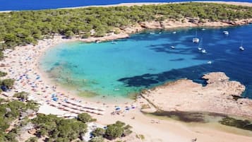 Playa en los alrededores, camastros y toallas de playa