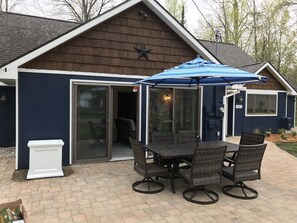 Outdoor dining - Lake Front, Lake Charlevoix, Large Park like setting. (Boyne city)