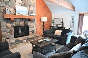 Una televisión, una chimenea