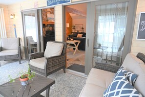 TV, fireplace - Lake Front, Lake Charlevoix, Large Park like setting. (Boyne city)