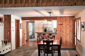 Dining - Lake Front, Lake Charlevoix, Large Park like setting. (Boyne city)