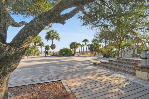Property grounds - Forest Beach Townhome 2BR/1.5 Bath Pet Friendly and 1 Block from the Beach (Hilton Head Island)