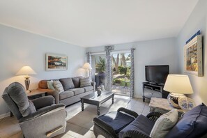 DVD player - Forest Beach Townhome 2BR/1.5 Bath Pet Friendly and 1 Block from the Beach (Hilton Head Island)