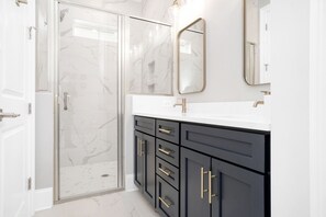 Combined shower/tub, towels