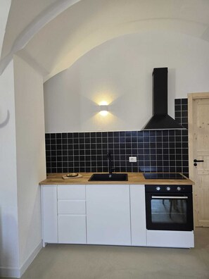 Réfrigérateur, four à micro-ondes, un four, surface de cuisson