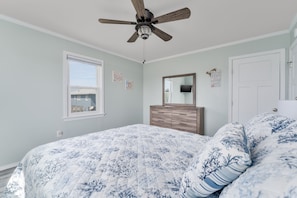 2 bedrooms, WiFi, bed sheets - 5140- Hello Beaches, Walk to Beach & Pier. Small Family Fun! (Kill Devil Hills)