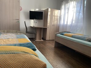 3 室のベッドルーム、デスク、アイロン / アイロン台、WiFi