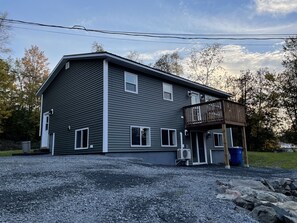 Exterior - Modern 4 bedroom, 2 living room overlooking creek (Grafton)