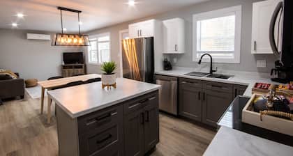 Modern 4 bedroom, 2 living room overlooking creek