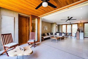 Een televisie en een kantoor