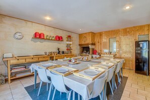 Daily buffet breakfast (EUR 10 per person) - Eurl Rouge Cardinal (Chatellerault)