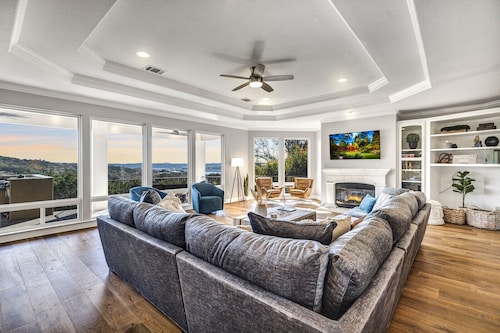 Panoramic views of Lake Travis & TX Hill Country