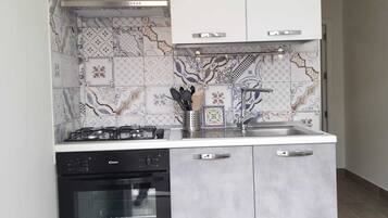 Kühlschrank, Ofen, Herdplatte, Wasserkocher mit Kaffee-/Teezubehör