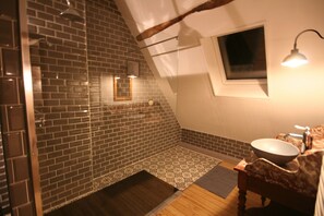 Shower, hair dryer, towels, toilet paper - RED COTTAGE 4* & BILIARD 5mn  from Sea (Gueutteville les gres)