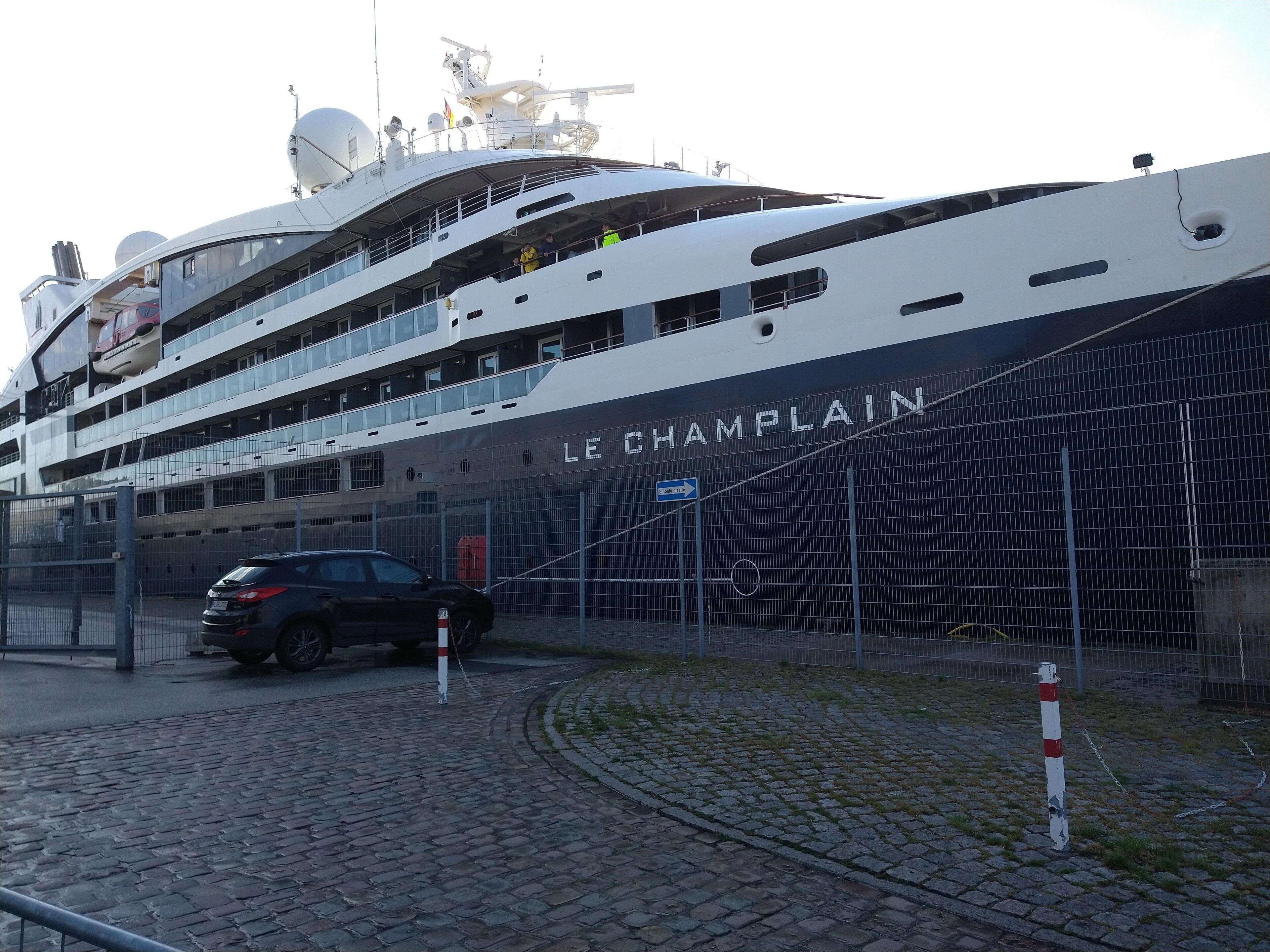 Un grand navire de croisière, le « Le Champlain », a accosté dans un port.