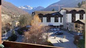 Un immeuble doté d’un parking et offrant une vue sur les montagnes.