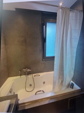 Bathtub, jetted bath, hair dryer, towels