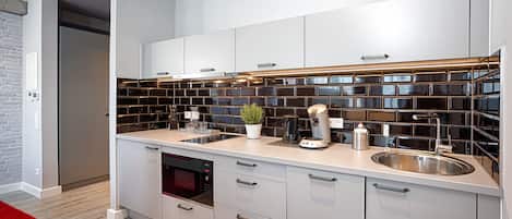 Geladeira, micro-ondas, cooktop, lava-louças