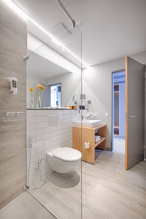 Shower, hair dryer, towels, soap - Modern, fully equipped apartment for 2 people (München)